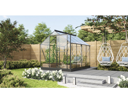 Gewächshaus mit Pflanzen im Garten