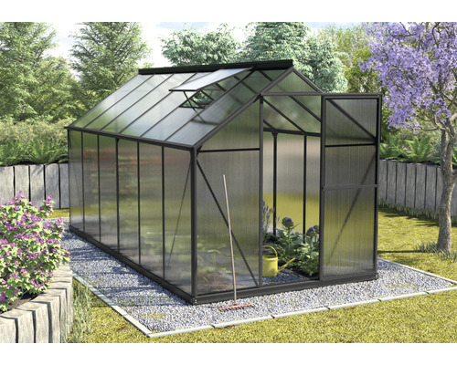 Gewächshaus Vitavia Triton 7500 Hohlkammerplatten 6 mm 198 x 379 cm schwarz Gewächshaus mit geöffneter Tür in einem Garten.