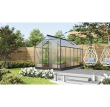 Gewächshaus im Garten mit Pflanzen, Sitzgelegenheiten und Rasenfläche