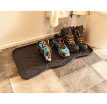 Schuhablage mit Schuhen im Flur