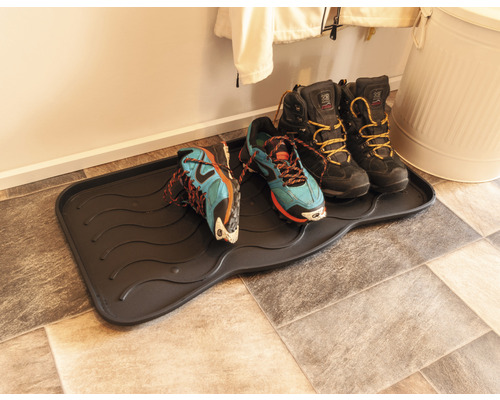 Schuhablage mit Schuhen im Flur