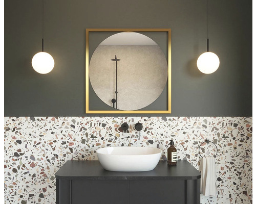Badezimmer mit Waschtisch, Spiegel und Beleuchtung im modernen Design