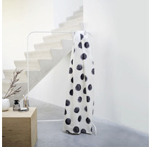 Gardine mit Punktmuster auf Kleiderstange neben Treppe