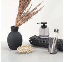 Badezimmer Stillleben mit Seifenspender, Bürste und Zahnbürsten