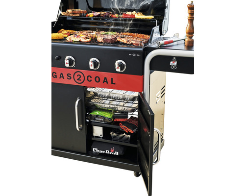 Gasgrill mit Grillgut und geöffnetem Unterschrank zur Aufbewahrung von Grillzubehör