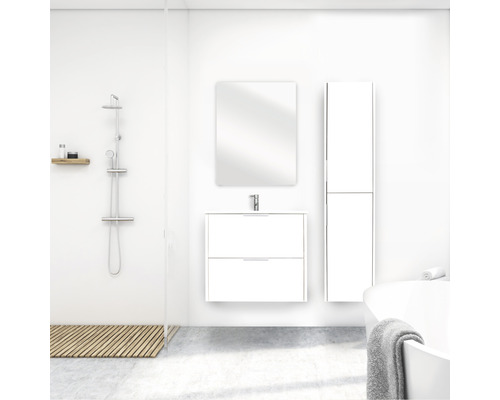 Helles Badezimmer mit Dusche, Waschtisch mit Spiegel und Hochschrank.