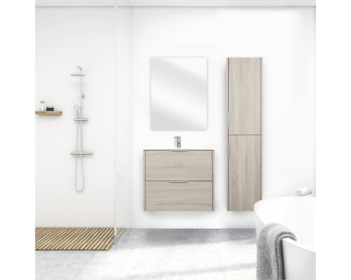 Badezimmer mit Waschtischunterschrank, Spiegel und Hochschrank