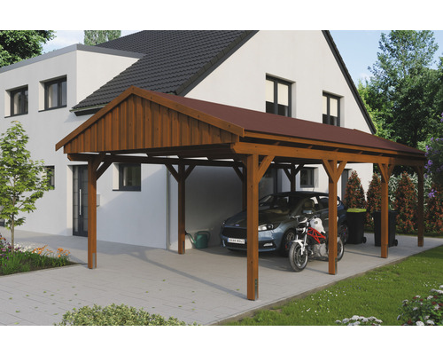 Einzelcarport SKAN Holz Fichtelberg inkl. Dachschindeln rot 423 x 808 cm Nussbaum Holzcarport mit Auto und Motorrad vor einem Wohnhaus