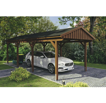Carport aus Holz mit Auto auf gepflastertem Untergrund