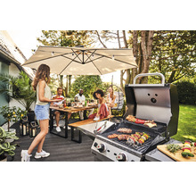 Szene im Garten mit Grill, Sonnenschirm, Gartentisch und mehreren Personen