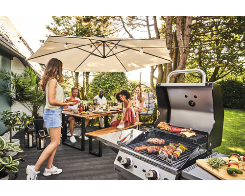 Szene im Garten mit Grill, Sonnenschirm, Gartentisch und mehreren Personen