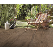 Terrasse mit Holzoptik-Fliesen, Liegestuhl und Gartengeräten