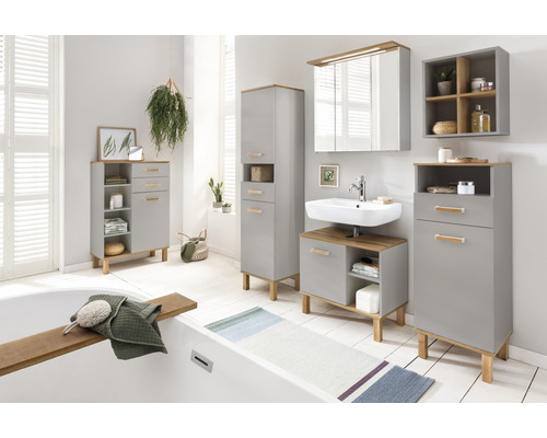 Helles Badezimmer mit Waschtisch, Spiegelschrank und Badmöbeln