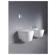Wandhängendes WC und Bidet mit Betätigungsplatte an einer Wand