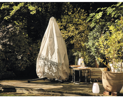 Gartenszene mit Schutzhülle für eine Hängematte