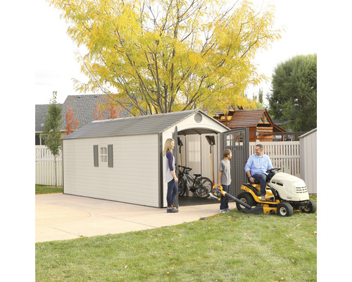 Gartenszene mit Gerätehaus, Rasenmäher und Personen im Garten