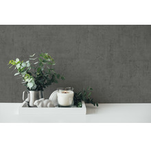 Dekorative Szene mit Kerze, Pflanze und Dekofigur auf einem Tablett vor einer Wand.