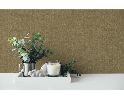 Dekorative Wandgestaltung mit einer Tapete im Wohnraum.