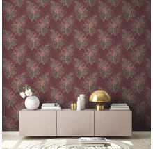 Zimmer mit einer Wand mit gemusterter Tapete, Sideboard und dekorativen Gegenständen