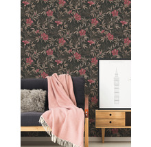 Dekoratives Interieur mit geblümter Tapete, Sofa, Decke und Beistelltisch