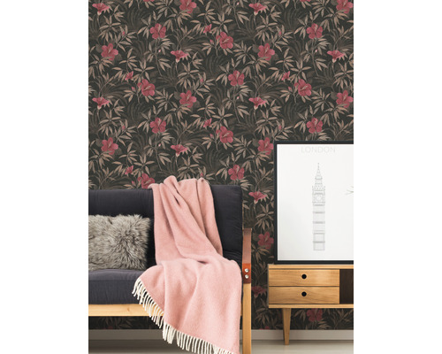 Dekoratives Interieur mit geblümter Tapete, Sofa, Decke und Beistelltisch