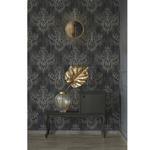Dekorativer Raum mit gemusterter Tapete, Spiegel, Möbeln und Vase