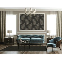 Klassisch eingerichtetes Wohnzimmer mit Sofa, Sessel, Couchtischen, Teppich und dekorativer Wandtapete.