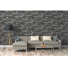 Wohnzimmer mit Sofa, Stehlampe und Tapete mit Baumdesign