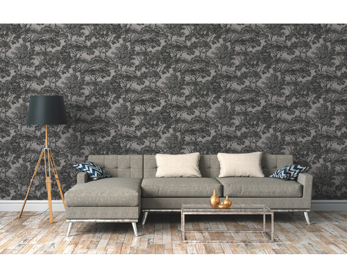 Wohnzimmer mit Sofa, Stehlampe und Tapete mit Baumdesign