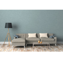 Wohnzimmer mit grauem Sofa, Stehlampe und Couchtisch