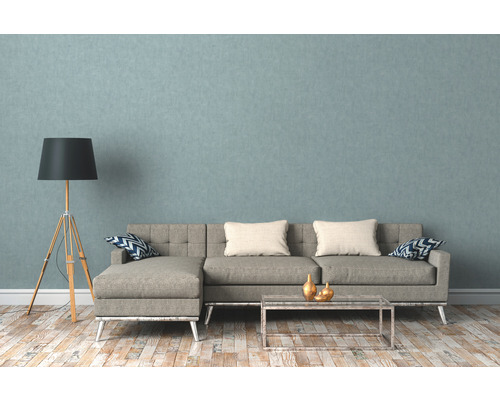 Wohnzimmer mit grauem Sofa, Stehlampe und Couchtisch