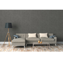 Wohnzimmer mit grauer Couch, Stehlampe und Couchtisch auf Holzboden