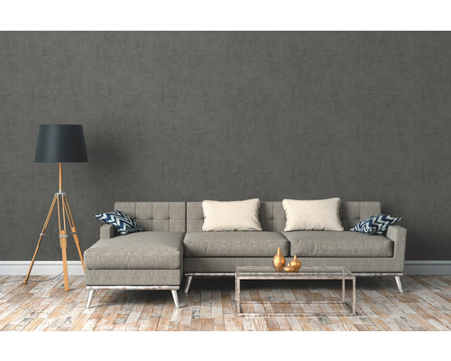 Wohnzimmer mit grauer Couch, Stehlampe und Couchtisch auf Holzboden