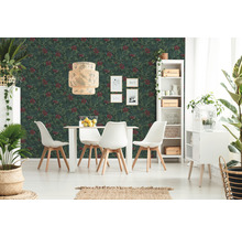 Helles Esszimmer mit Esstisch, Stühlen und floraler Tapete