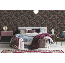 Schlafzimmer mit floral gemusterter Tapete, Bett und Nachttisch