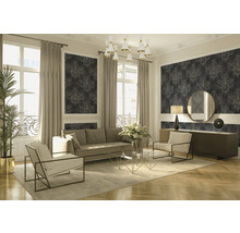 Wohnzimmer mit Sofa, Sesseln und gemusterter Tapete