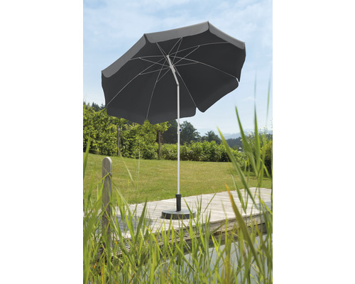 Grauer Gartenschirm auf einer Holzterrasse