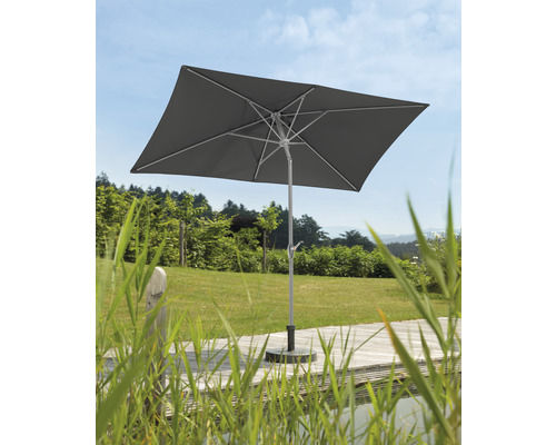 Quadratischer Sonnenschirm auf einer Terrasse mit Grasbewuchs