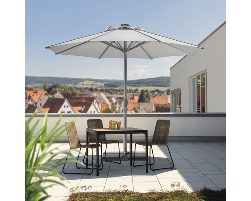 Terrasse mit Sonnenschirm, Tisch und Stühlen