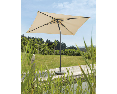 Quadratischer Sonnenschirm auf einer Holzterrasse in einem Garten.