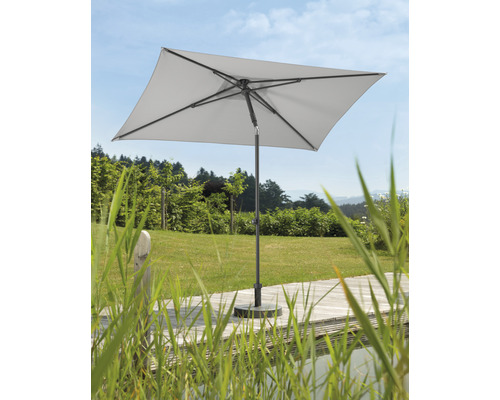 Rechteckiger Sonnenschirm im Garten