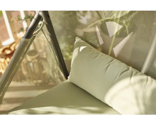 Detailaufnahme eines Hängekörbs mit Kissen und Netz