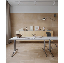 Büroraum mit Schreibtisch, Aufbewahrungsmöbeln und keramischen Bodenfliesen in Holzoptik.