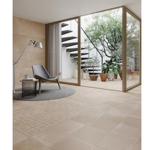 Heller Raum mit Bodenfliesen, Sessel und Blick in einen Garten mit Treppe