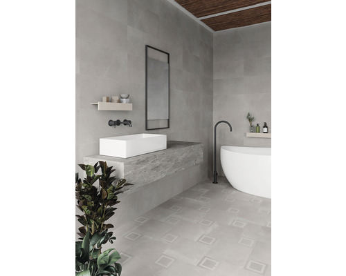 Helles Badezimmer mit freistehender Badewanne, Waschtisch, Spiegel und grauen Fliesen