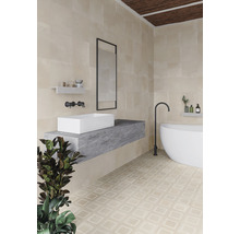 Helles Badezimmer mit Waschbecken, Spiegel, Badewanne und gemusterten Bodenfliesen