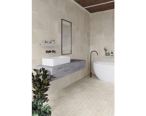 Helles Badezimmer mit Waschbecken, Spiegel, Badewanne und gemusterten Bodenfliesen