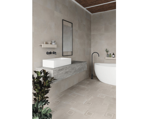 Modernes Badezimmer mit rechteckigem Waschbecken, Spiegel und freistehender Badewanne