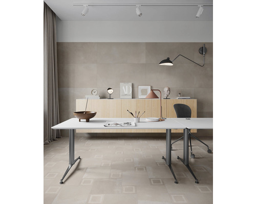 Helles Arbeitszimmer mit Schreibtisch, Büromöbeln und Beleuchtung
