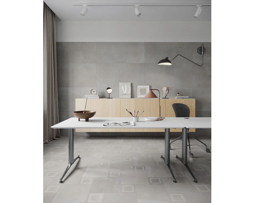 Helles Büro mit Schreibtisch, Sideboard und Beleuchtung für eine organisierte Arbeitsumgebung.